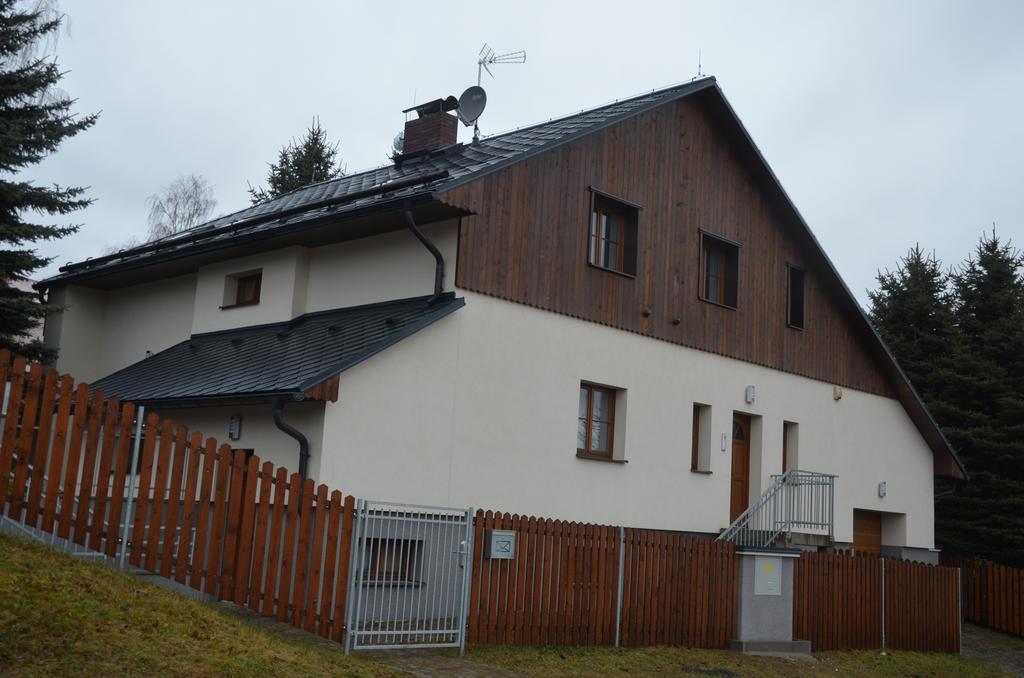 Апартаменти Haus Tolstejn Jiretin pod Jedlovou Екстер'єр фото